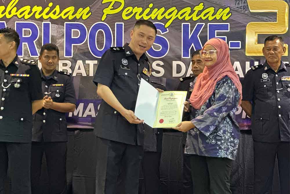 Wartawan Sinar Harian Negeri Sembilan, Norafidah menerima sijil penghargaan daripada Ketua Polis Daerah Jempol, Superintenden Hoo Chang Hook.