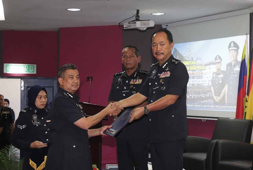 Jauteh menyampaikan sijil penghargaan kepada pegawai polis sempena Majlis Sambutan Hari Polis Ke-217 Tahun 2024 Kontinjen Sabah, di Auditorium IPK Sabah, di Kota Kinabalu pada Isnin.
