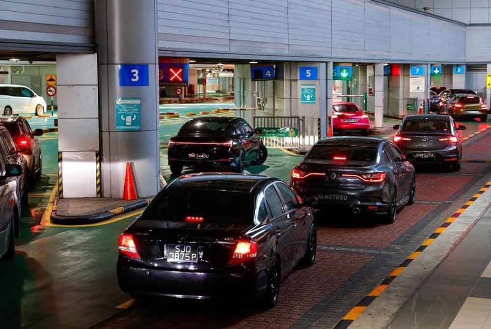 Keadaan sesak di Tambak Johor, Johor Bahru sesak selepas 13 kaunter tidak beroperasi pada pagi Ahad.
Foto ihsan Facebook Menteri Besar Johor