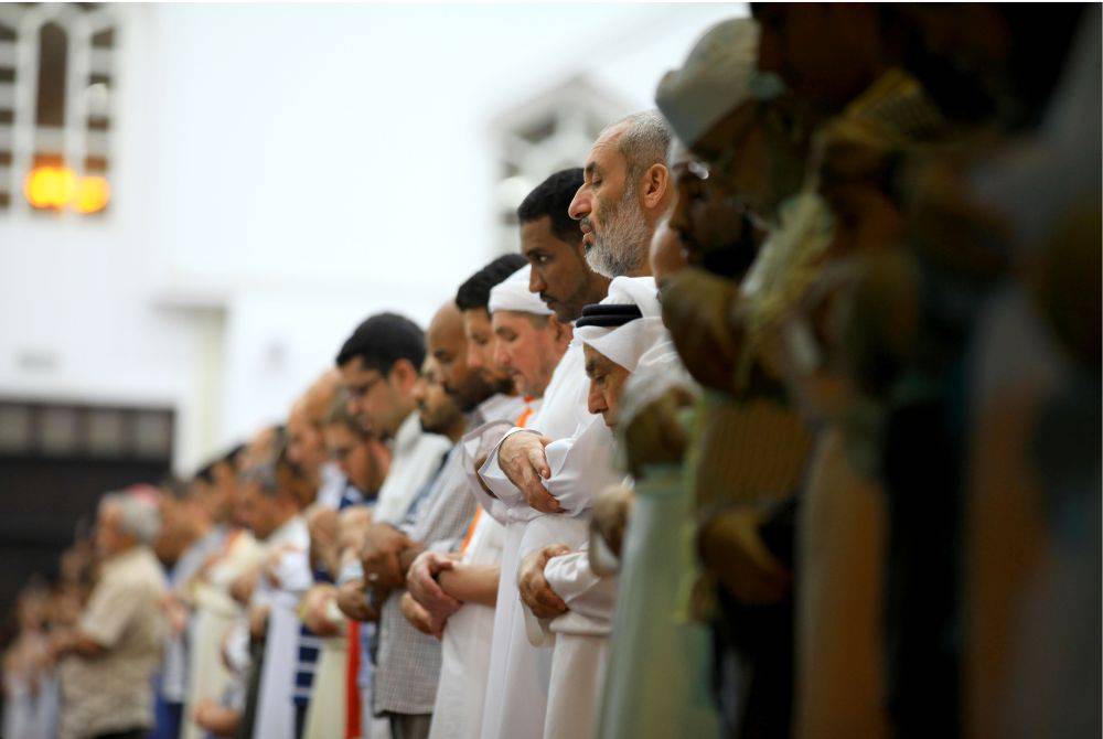 SEBAIK-BAIK saf dalam solat adalah yang lurus dan rapat kerana ia termasuk salah satu daripada kesempurnaan solat. -Foto: Canva