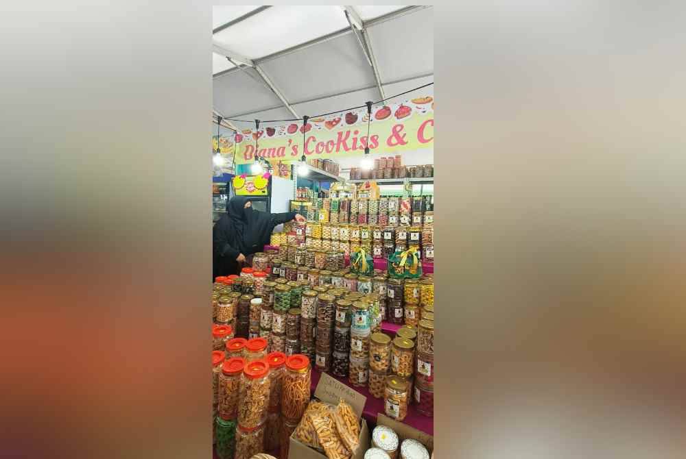 Noor Diana menjual biskut raya di gerai Diana's Cookiss and Cakes di Angsana Mall Johor Bahru bagi menyara keluarganya