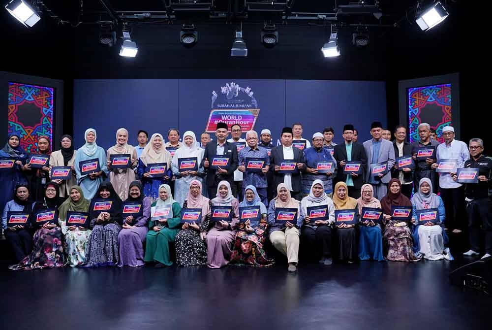 Pengasas Yayasan Warisan Ummah Ikhlas (WUIF), Datuk Dr Hussamuddin Yaacub (tengah) bergambar bersama wakil media yang hadir pada Majlis Taklimat Sinergi Media Ummah #GrandReset: Kesatuan dan Transformasi Sosial di Studio My #QuranTime, Kumpulan Karangkraf pada Isnin. FOTO: SINAR HARIAN / MOHD HALIM ABDUL WAHID