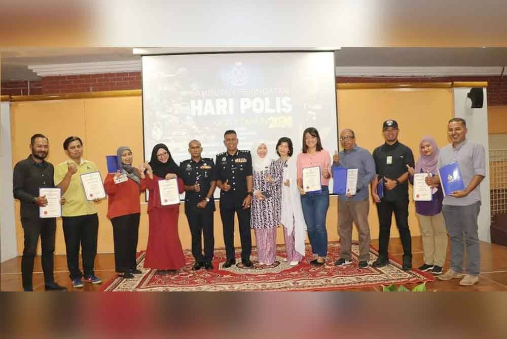 Wan Mohd Zahari (tengah) bersama pengamal media yang menerima sijil penghargaan pada sambutan Hari Polis ke-217 peringkat daerah Kuantan di Indera Mahkota, pada Isnin.