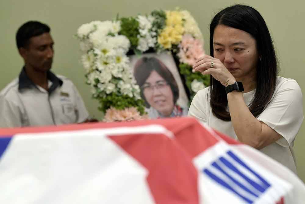 Hannah (kanan) tidak dapat menahan kesedihan ketika hadir memberi penghormatan terakhir kepada Kee Hiong yang meninggal dunia Khamis lepas di Nirvana Memorial Park, Seksyen 21, Shah Alam pada Isnin. Foto Bernama