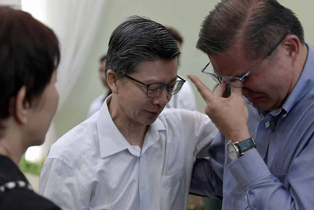 Lee Jenn Hui (tengah) ketika hadir memberi penghormatan terakhir kepada isterinya yang meninggal dunia Khamis lepas, di Nirvana Memorial Park, Seksyen 21, Shah Alam pada Isnin. Foto Bernama