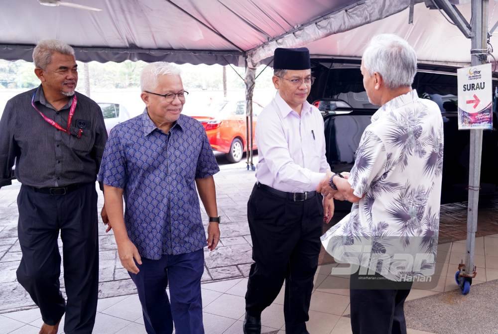 Mohd Na'im (dua dari kanan) ketika hadir ke Kompleks Kumpulan Karangkraf. Foto SINAR HARIAN / MOHD HALIM ABDUL WAHID
