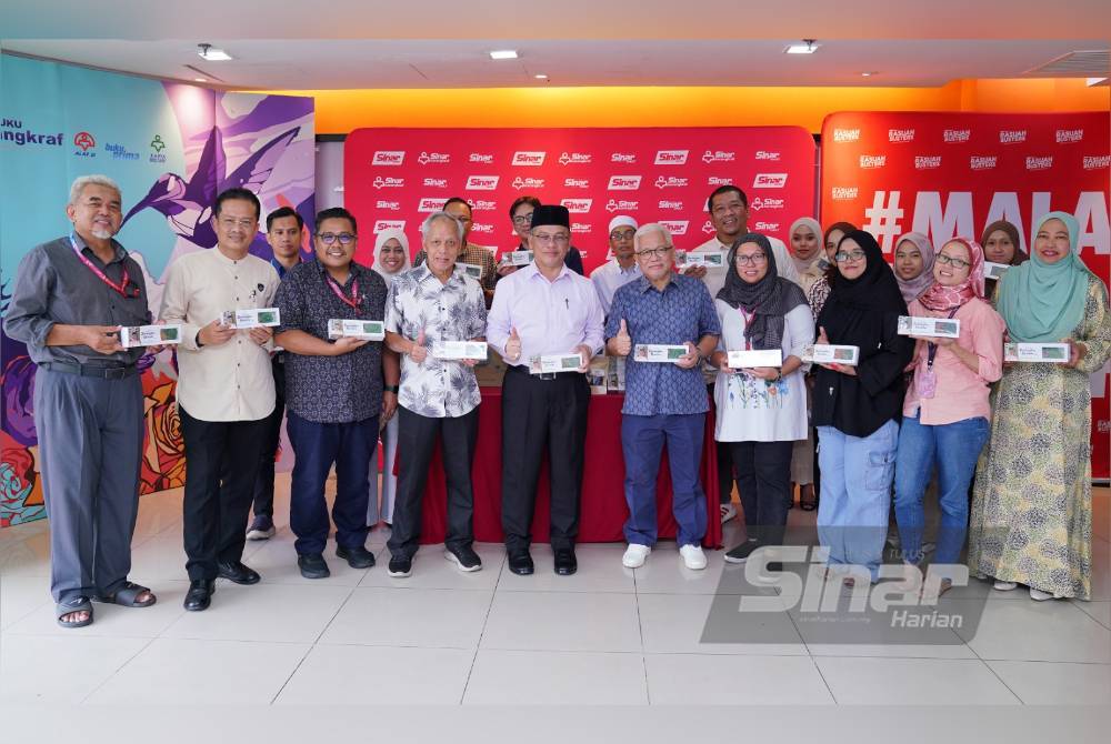 Mohd Na'im (lima dari kiri) bergambar bersama barisan pengurusan tertinggi dan warga kerja Karangkraf. Foto SINAR HARIAN / MOHD HALIM ABDUL WAHID