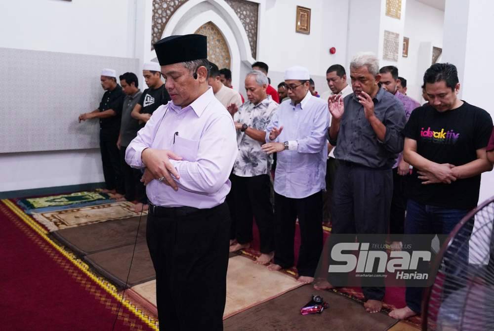 Mohd Na'im menjadi imam solat Zuhur. Foto SINAR HARIAN / MOHD HALIM ABDUL WAHID