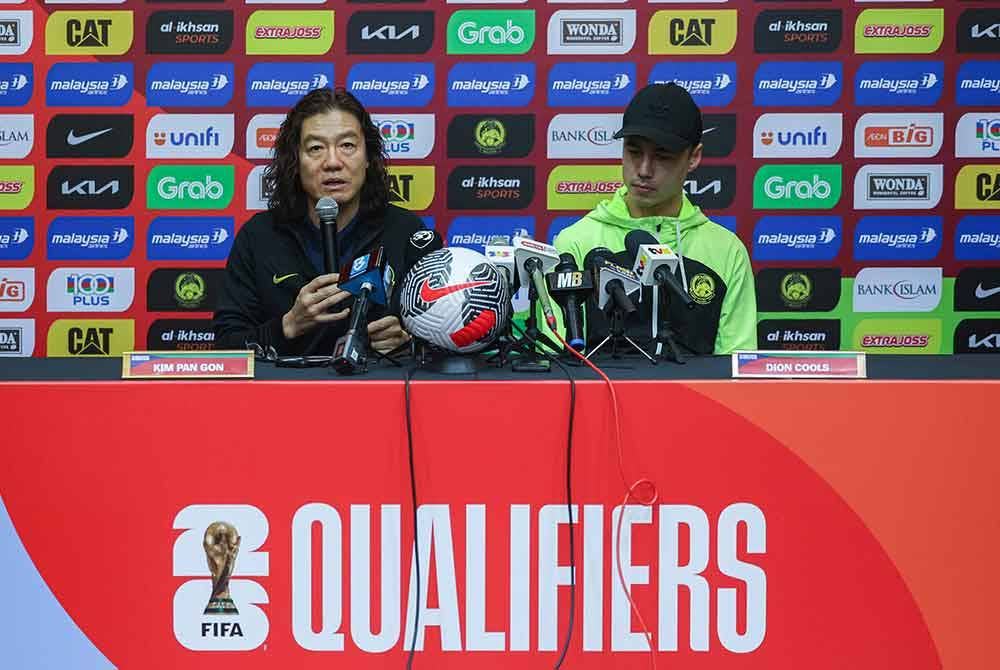 Pan-gon (kiri) dan Dion Cools pada sidang media perlawanan antara Malaysia dan Oman pada Kelayakan Piala Dunia 2026/Sukan Asia 2027 di Wisma FAM pada Isnin. Foto Bernama