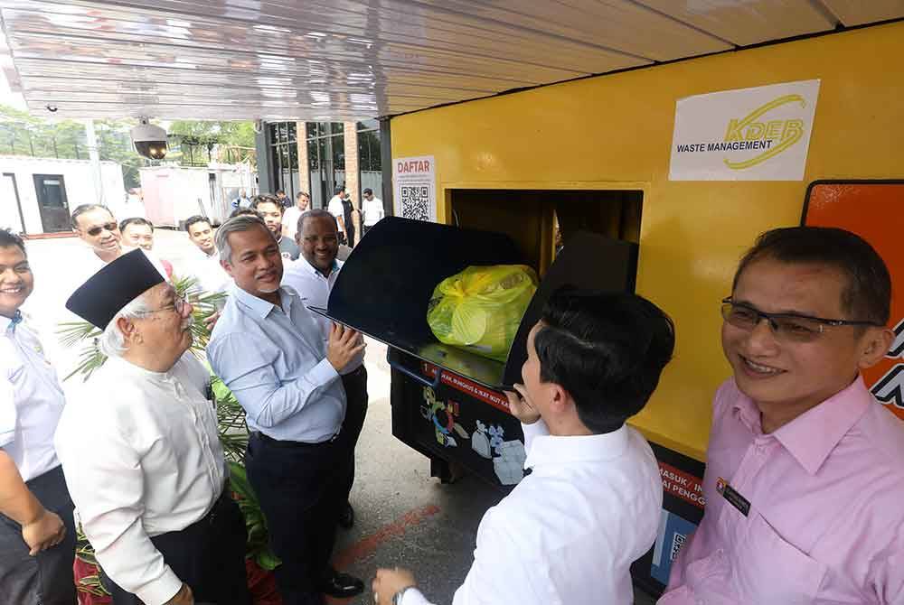 Abd Hamid (tiga dari kiri) menunjukkan gimik pembuangan bahan kitar semula ADTReC.