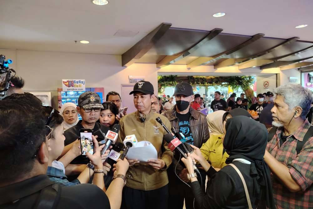 Jafri dalam sidang akhbar di lokasi serbuan pada Isnin.