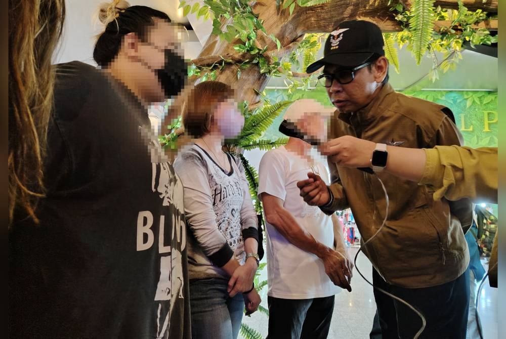 Jafri bertemu dengan majikan pakerja asing yang ditahan dalam Op Kutip di sebuah pusat beli-belah di ibu negara, pada Isnin.