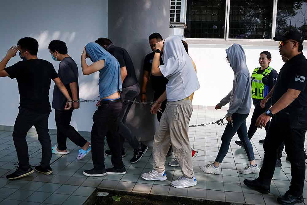 Seramai 61 individu mengaku tidak bersalah di Mahkamah Majistret Shah Alam atas pertuduhan membantu menguruskan sebuah premis di pusat beli-belah di Subang Jaya sebagai rumah judi terbuka, minggu lepas. - Foto Bernama