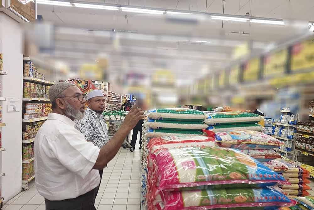 Syed Abu Hussin Hafiz (kiri) melakukan tinjauan di sebuah pasar raya.