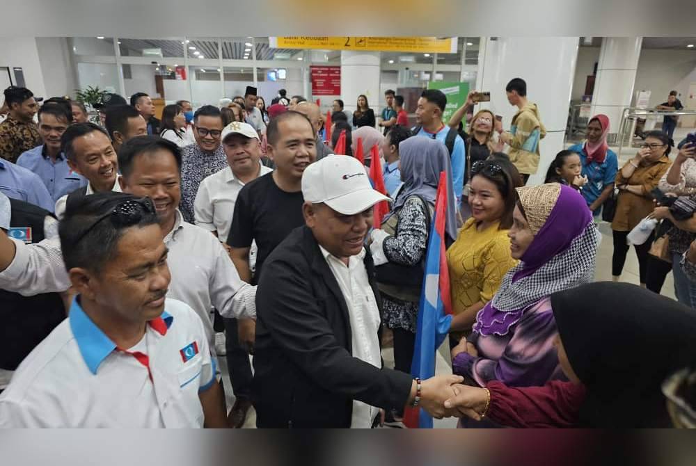 Sangkar disambut ahli akar umbi PKR di Balai Ketibaan KKIA.