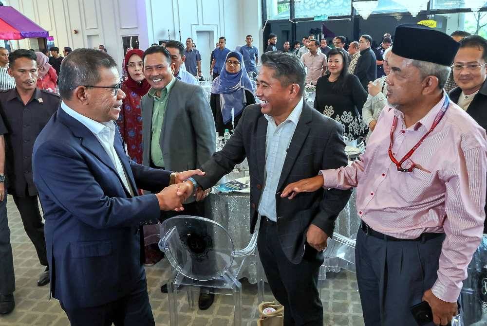 Saifuddin Nasution (kiri) bersama pengamal media pada Majlis Perjumpaan Khas bersama pengurusan tertinggi KDN, Jabatan, Agensi dan Pengamal Media 2024 pada Isnin. Foto Bernama