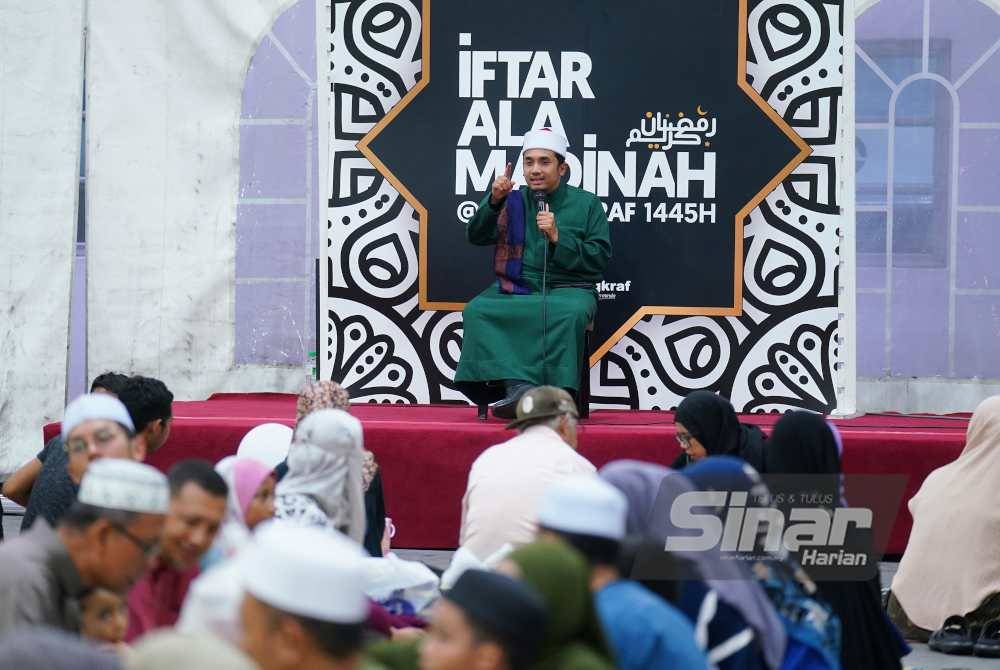 Sesi perkongsian ilmu daripada PU Hafiz sambil menunggu waktu berbuka puasa. Foto Sinar Harian - MOHD HALIM ABDUL WAHID