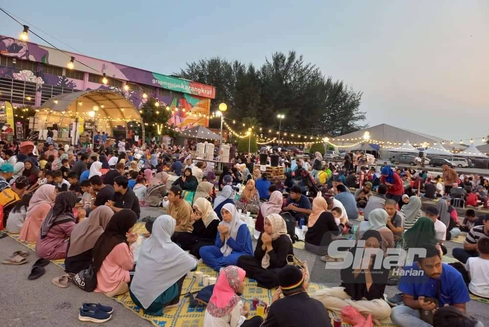 Orang ramai memenuhi kawasan berbuka puasa di Dataran Karangkraf, Seksyen 15, Shah Alam.