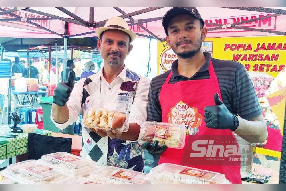 Fakir Mohamed (kiri) bersama anaknya, Amin Ahmad menunjukkan popia jamal yang siap dibungkus dan dijual di Bazar Ramadan Stadium Darul Aman, Alor Setar.