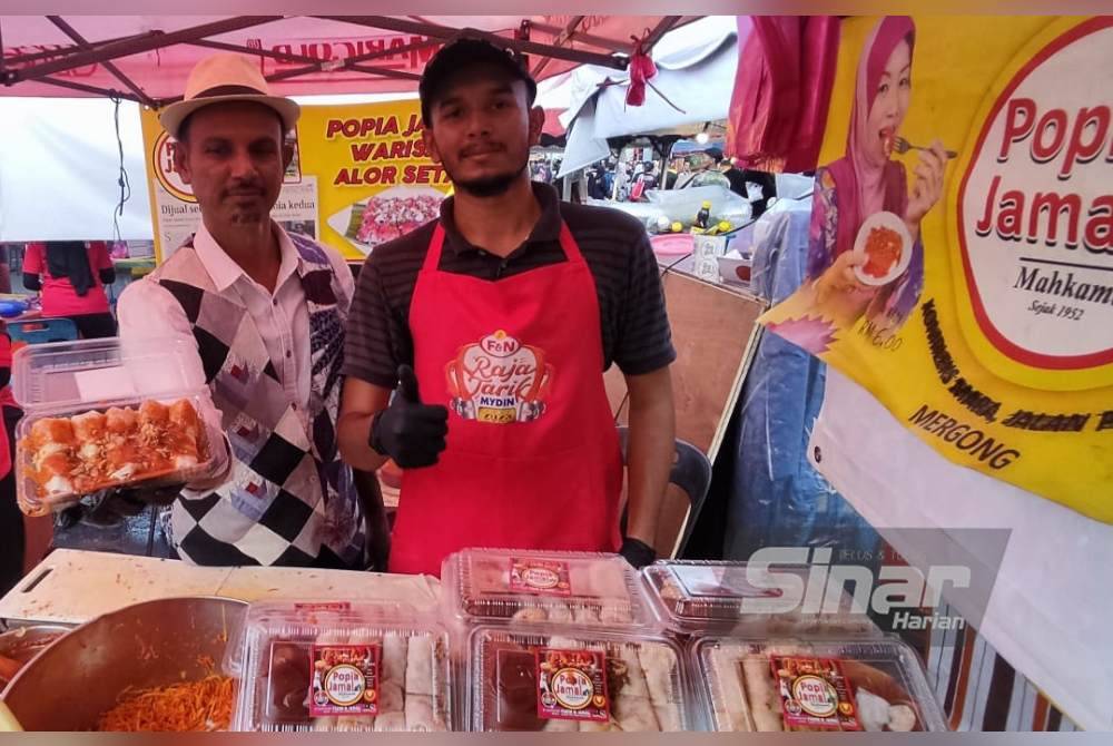 Fakir Mohamed (kiri) bersama anaknya, Amin Ahmad di gerai mereka di Bazar Ramadan Stadium Darul Aman, Alor Setar.