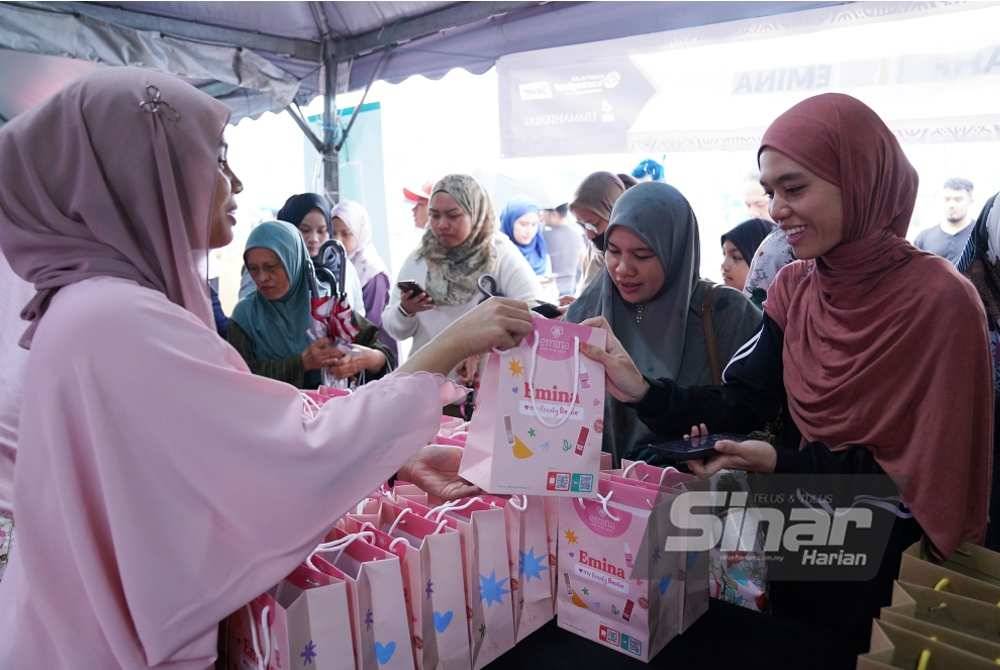 Pengunjung Iftar Ala Madinah @Karangkraf berpeluang membawa pulang cenderamata daripada Wardah Beauty, Kahf dan Emina Cosmetics. Foto Sinar Harian - MOHD HALIM ABDUL WAHID