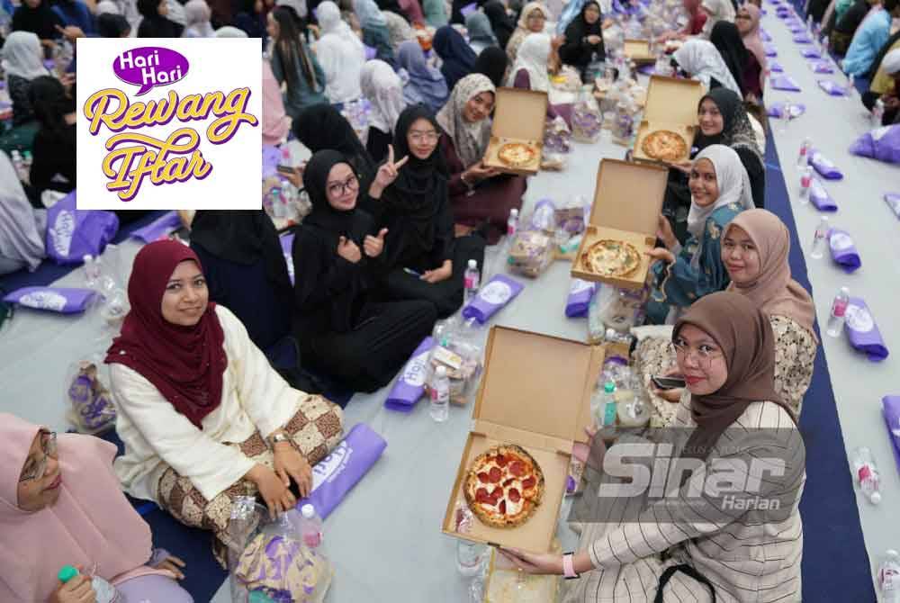 Penuntut bersama piza yang dihasilkan sendiri untuk juadah berbuka. Foto Sinar Harian-ROSLI TALIB