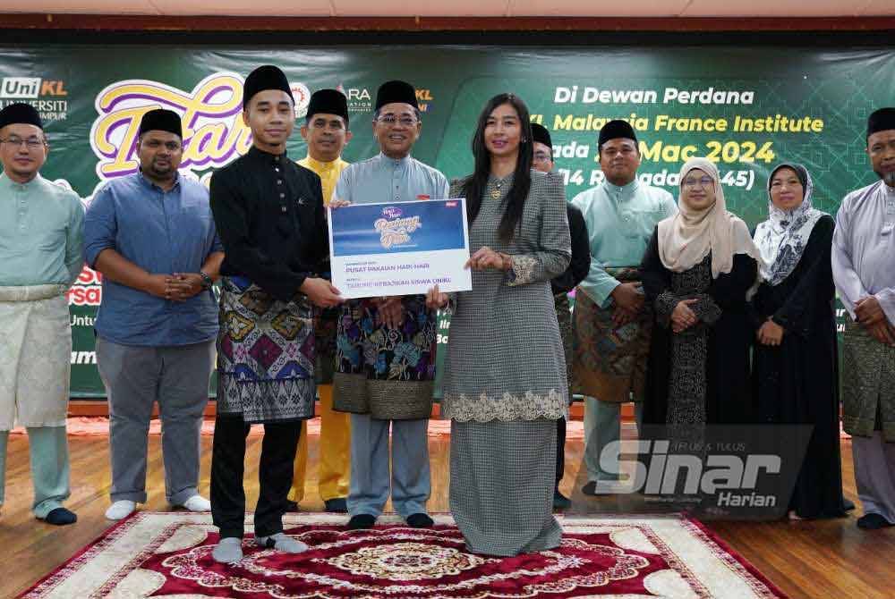 Putery Julyana menyerahkan sumbangan kepada Tabung Siswa UniKL diwakili Pengerusinya, Datuk Seri Sh Mohmed Puzi Sh Ali (tengah) pada program Iftar Untuk Mu Mahasiswa di dewan Perdana UniKL MFI Bangi pada Isnin. Foto Sinar Harian-ROSLI TALIB