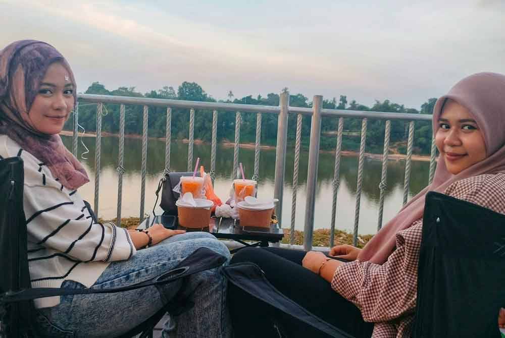 Farisya (kiri) bersama Nor Ain.