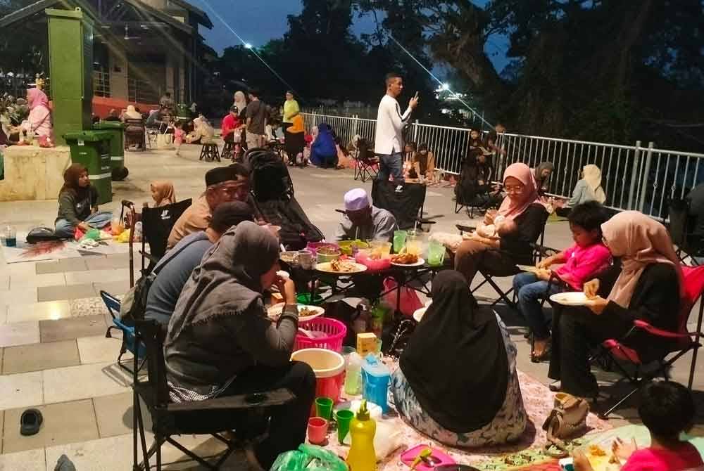 Orang ramai tidak melepaskan peluang berbuka puasa di tepi Sungai Pahang di Esplanade Temerloh 2.