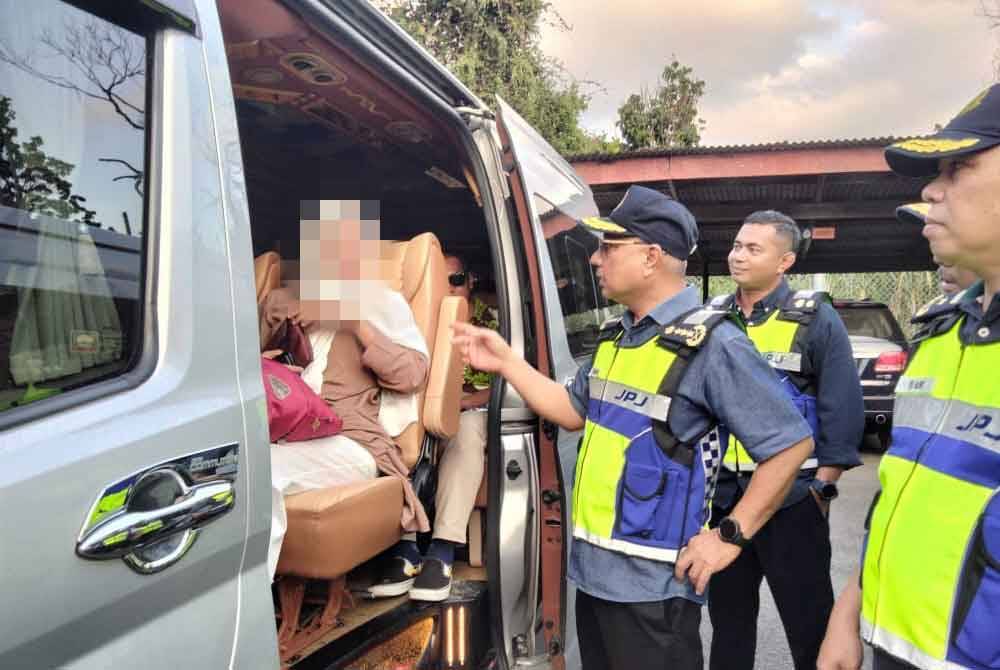 Lokman bertemu pelancong dari Thailand yang menaiki 'van pelancong' tanpa dokumen yang dibenarkan melalui Ops Khas Van Putih JPJ dan Pejabat MOTAC Mengesan Ulat Pelancong pada Isnin.