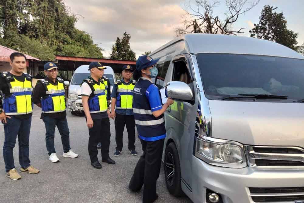 Pegawai MOTAC (kanan) menyoal siasat pemandu van melalui Ops Khas Van Putih JPJ dan Pejabat MOTAC Mengesan Ulat Pelancong pada Isnin.