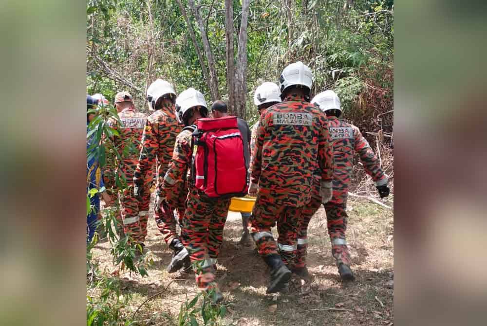 Mangsa dibawa keluar dengan pengusung sejauh kira-kira dua kilometer dari kawasan hutan berkenaan. Foto bomba