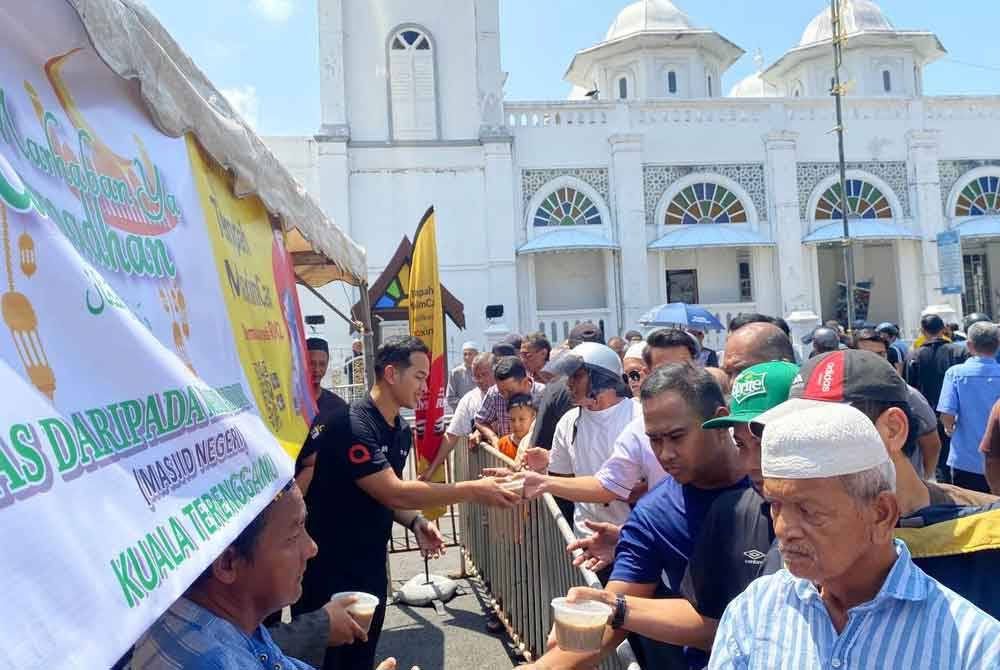 Syarikat teksi e-hailing antarabangsa Maxim melakukan agihan bubur lambuk percuma di Masjid Abidin di Kuala Terengganu.
