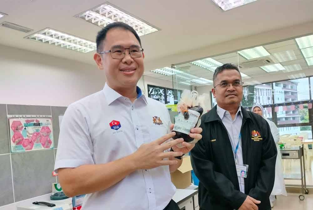 Tian Soon (kiri) menggesa orang ramai agar membantu dengan menderma darah bagi menstabilkan stok darah di Johor ketika Ramadan.