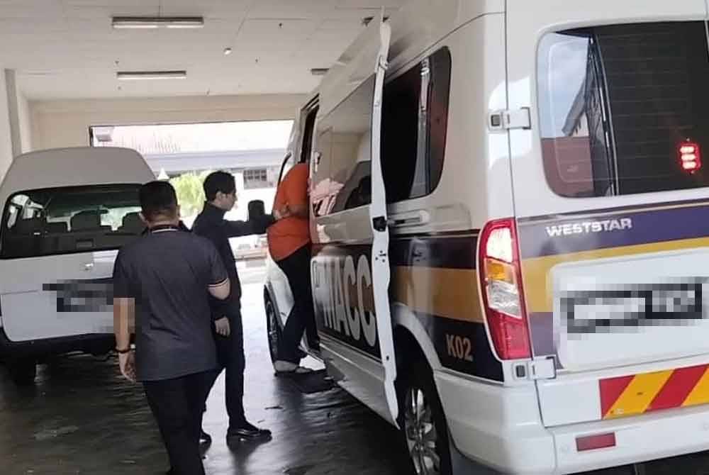 Tiga individu direman bagi membantu siasatan kes tuntutan palsu bagi kerja-kerja penyelenggaraan kapal sebuah agensi penguatkuasa bernilai lebih RM1 juta.