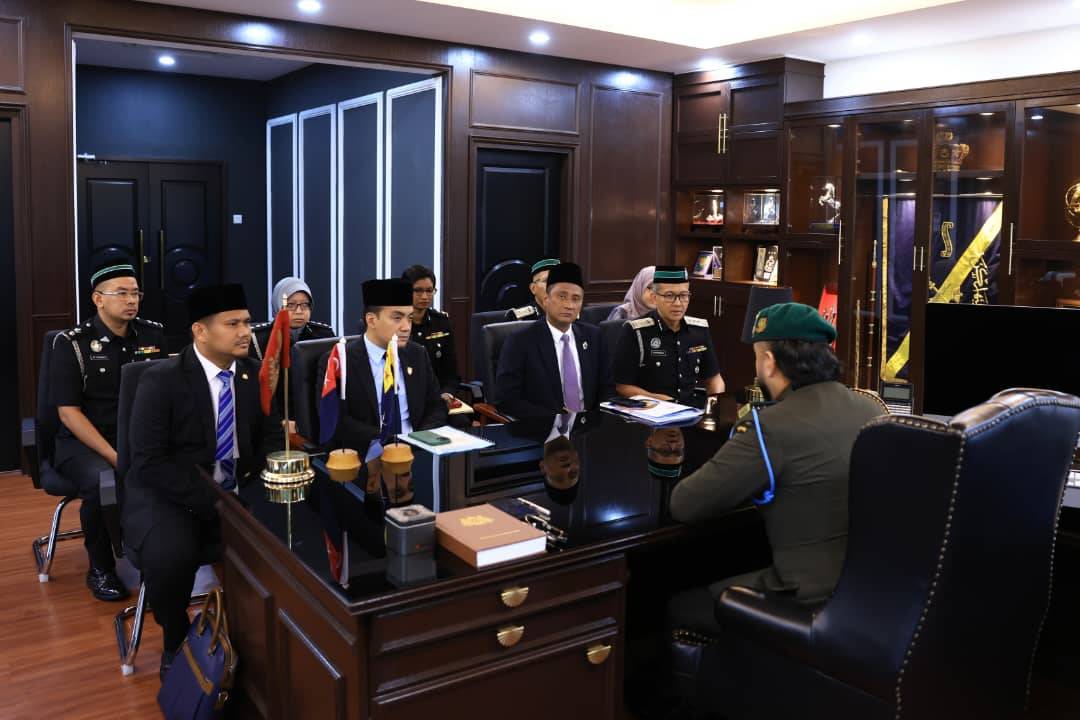 Tunku Mahkota Ismail mendengar dan berbincang isu-isu terkini dibangkitkan Onn Hafiz dan wakil-wakil daripada Jabatan Imigresen Johor terutama mengenai operasi di BSI dan KSAB di Johor Bahru pada Selasa.