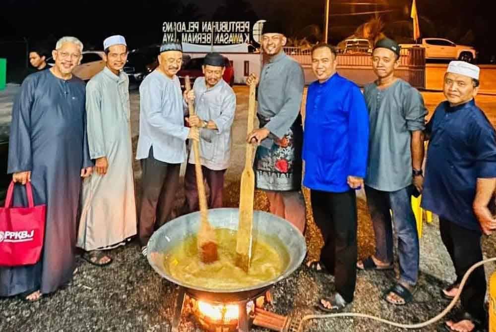 Abdul Rahman (tiga dari kiri) turut memaklumkan, aktiviti gotong-royong mengacau dodol turut diadakan.