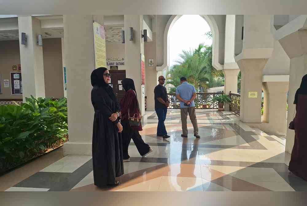 Fitria Elfina hadir ke Mahkamah Rendah Syariah Kuala Selangor pada Selasa.