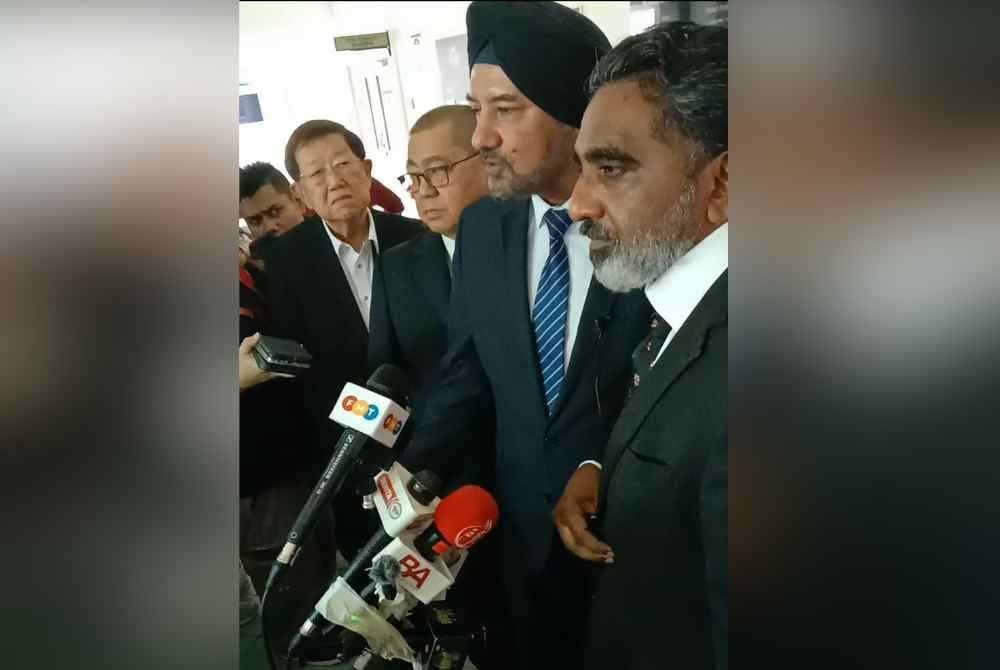 Rajpal Singh (dua dari kanan) ketika sidang akhbar di pekarangan Mahkamah Shah Alam di sini pada Selasa.