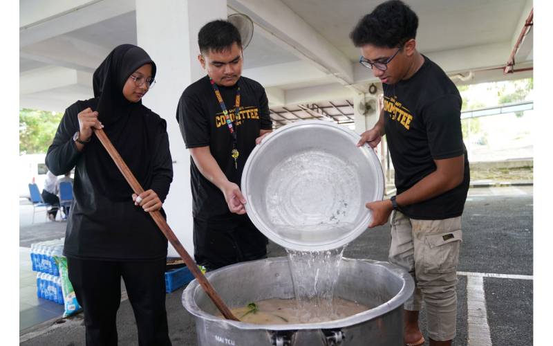 Para pelajar UniKL menimba pengalaman baharu melalui program Mega Bubur Lambuk sempena Iftar Untukmu Mahasiswa.