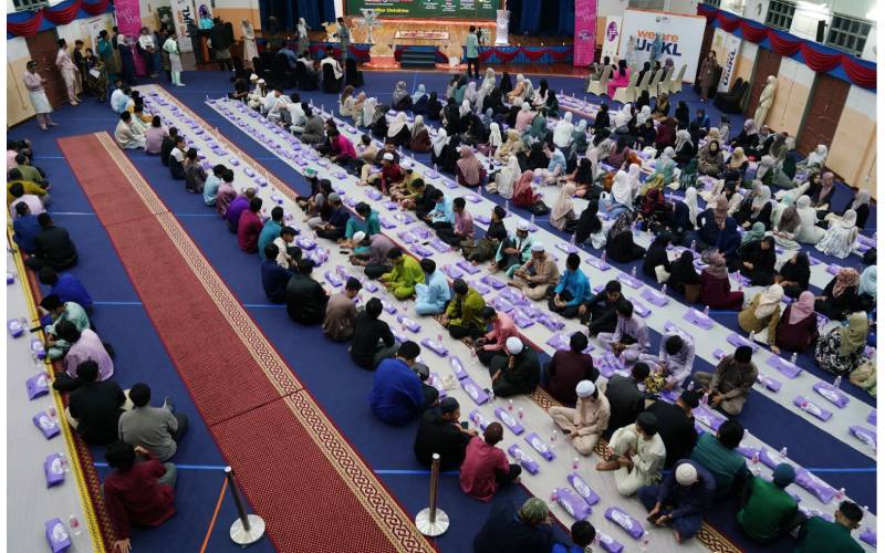 Warga pengajar dan pelajar UniKL diraikan sempena program Iftar Untukmu Mahasiswa di kampus universiti tersebut di Bangi, semalam.