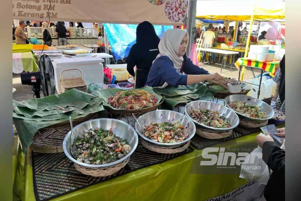 Pelbagai jenis kerabu yang dicampurkan dengan kulat putih kering.
