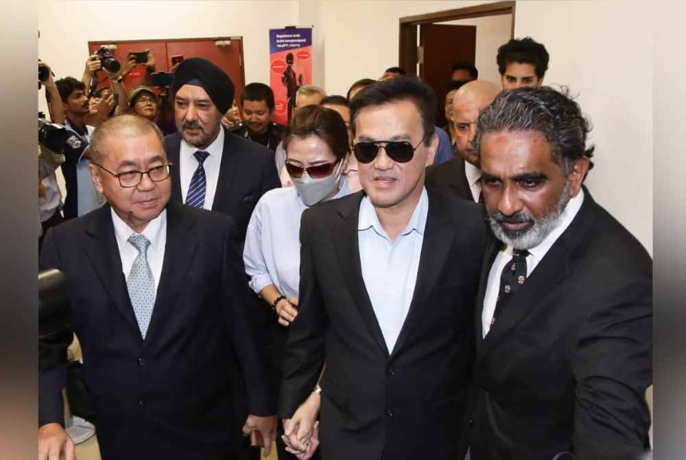 Pengasas dan Pengerusi Eksekutif Kumpulan KK Supermart & Superstore Sdn Bhd Datuk Seri Dr Chai Kee Kan (tengah) dan isterinya, Datin Seri Loh Siew Mui (belakang) mengaku tidak bersalah atas dua pertuduhan melukakan perasaan orang Islam dalam isu berkaitan stoking tertera kalimah ALLAH, dua minggu lepas.