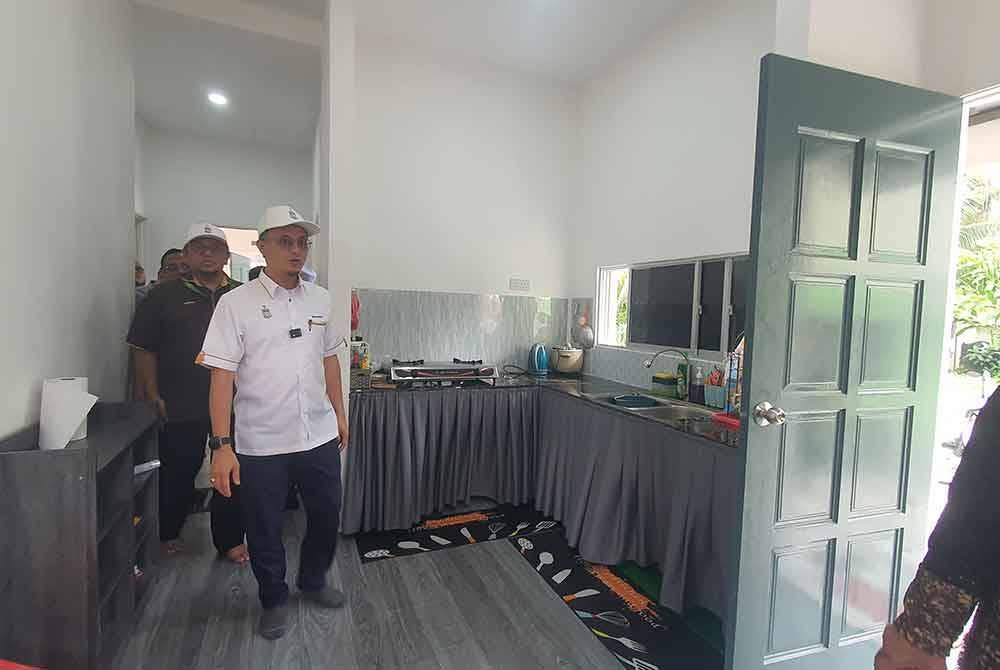 Mohamad ketika meninjau keadaan rumah Skim Inapan Kasih yang telah siap dibina.
