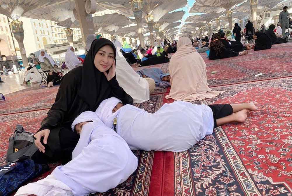 Sejak berpisah, Rita tabah menguruskan anak-anak sendiri.