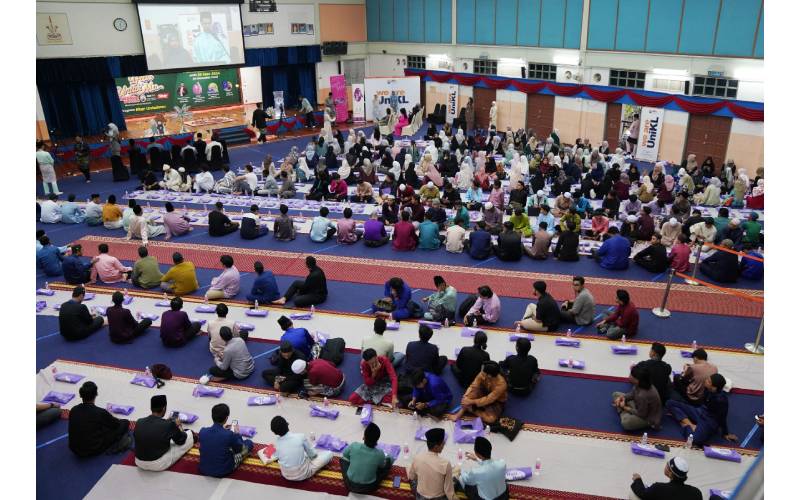 Majlis iftar besar-besaran juga turut diadakan bagi meraikan para pelajar dan tenaga pengajar yang terlibat menjayakan program berkenaan.