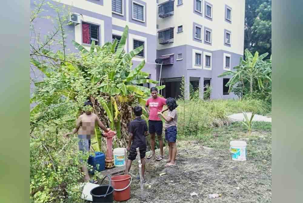 Pili bomba turut menjadi tumpuan penduduk untuk menadah air akibat ketiadaan bekalan.
