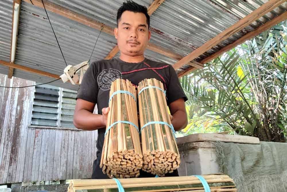 Hasbullah menunjukkan pemanggang yang siap diproses.