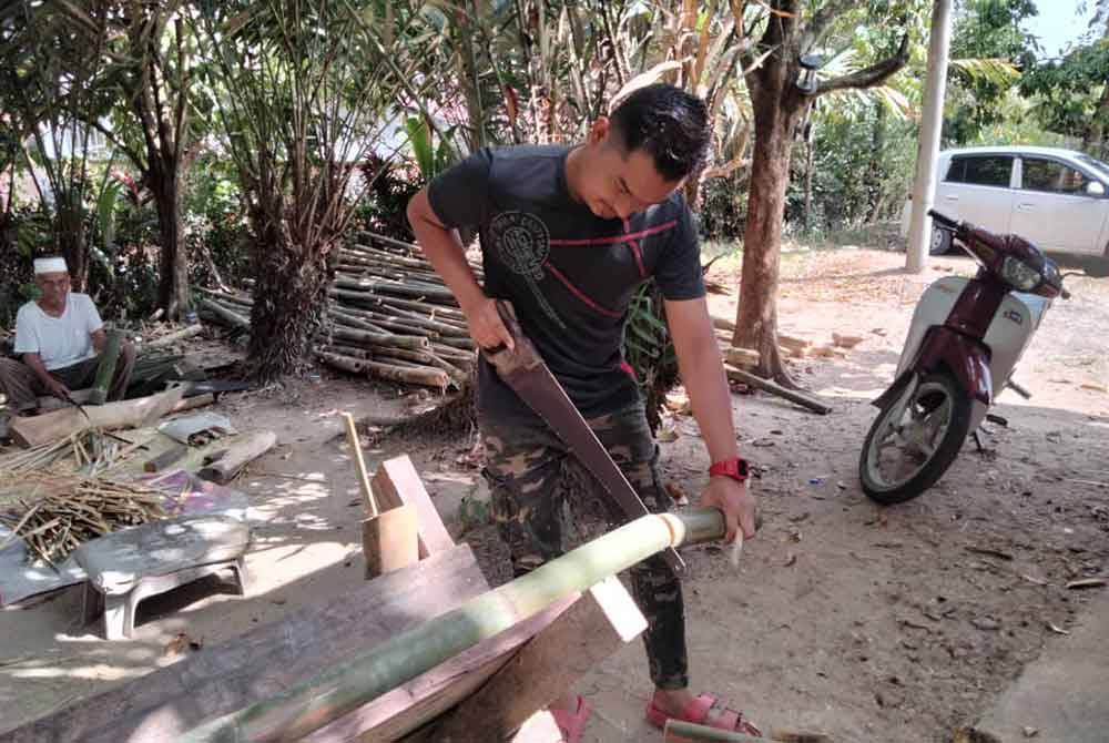 Buluh yang panjang dipotong mengikut saiz yang ditempah pelanggan.