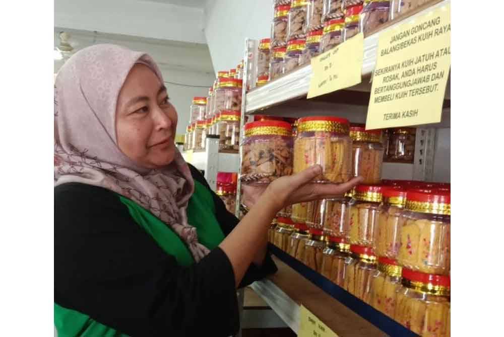 Norazlina menunjukkan biskut raya yang dijualnya.
